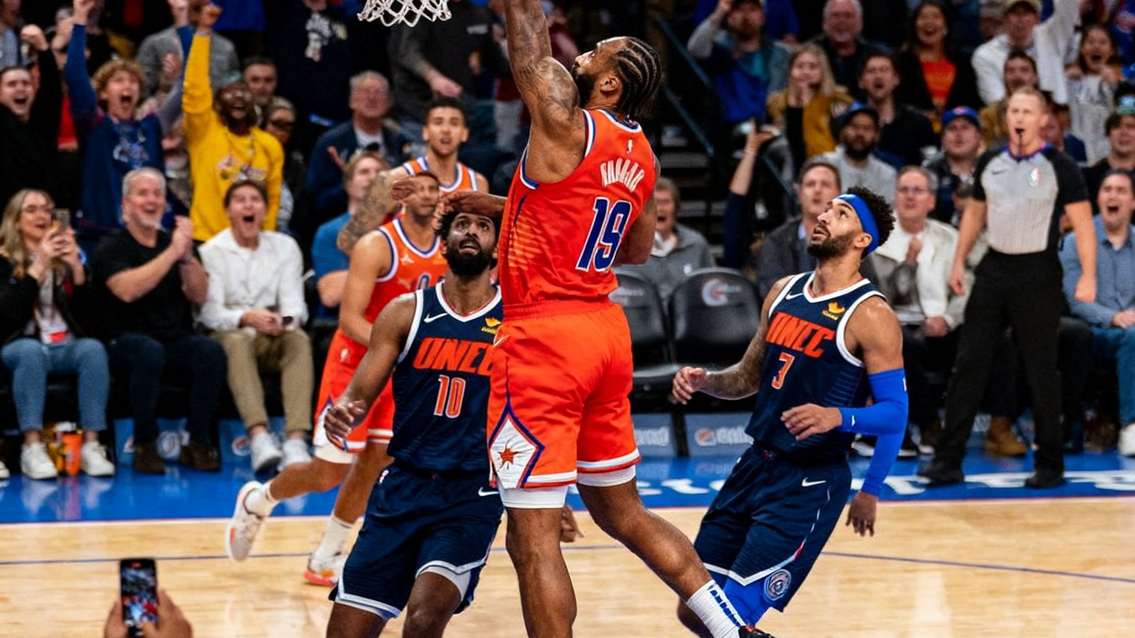 NBA季后赛两支球队内线对抗，球员飞身扣篮，观众沸腾